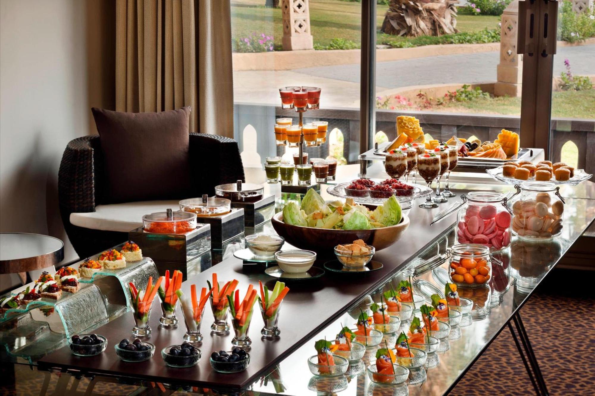 فندق ماريوت مينا هاوس، القاهرة Giza المظهر الخارجي الصورة A buffet at a hotel