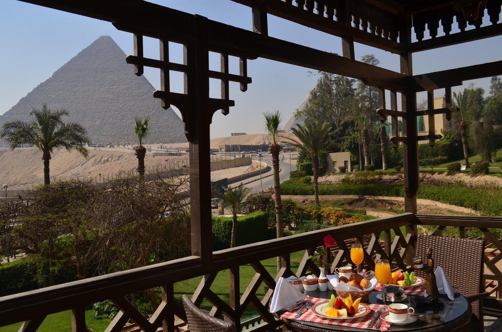 فندق ماريوت مينا هاوس، القاهرة Giza المظهر الخارجي الصورة The pyramids from the hotel